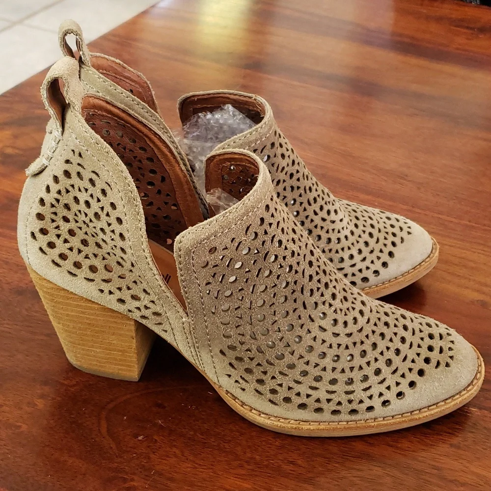 JEFFREY CAMPBELL Rosalee Suede Ankle Booties Taupe Greige Almond Toe Size 7.5 - Picture 7 of 15